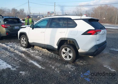 2021 Toyota Rav4 Xle z USA, uszkodzony, nr VIN 2T3P1RFV8MC182424